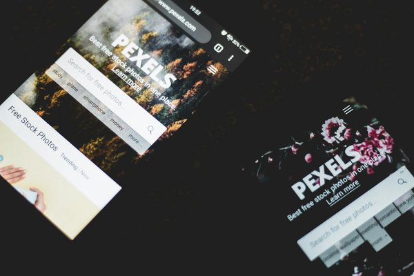 How do smartphones contribute to the UK's digital economy growth?